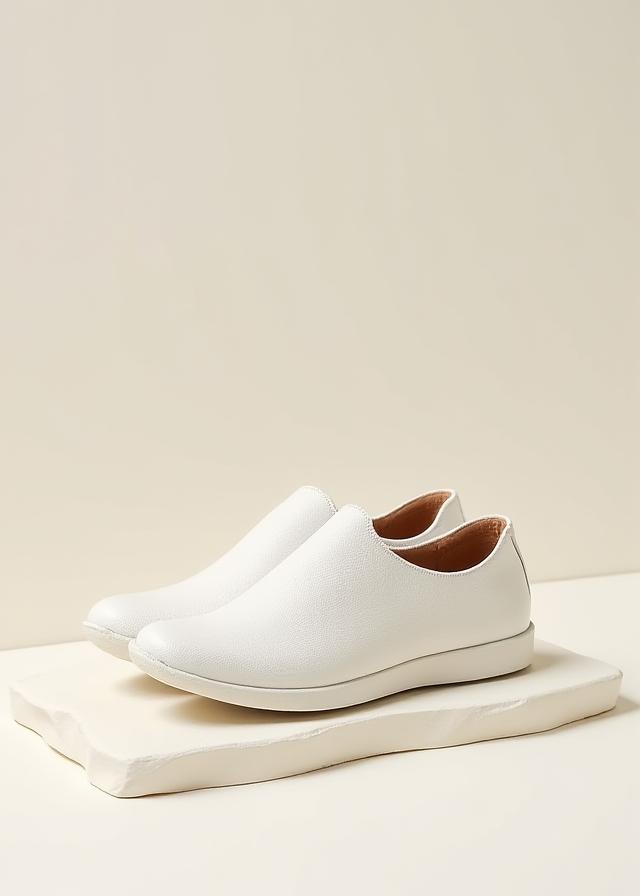 白なめし革で作られたモダンな足袋スニーカー